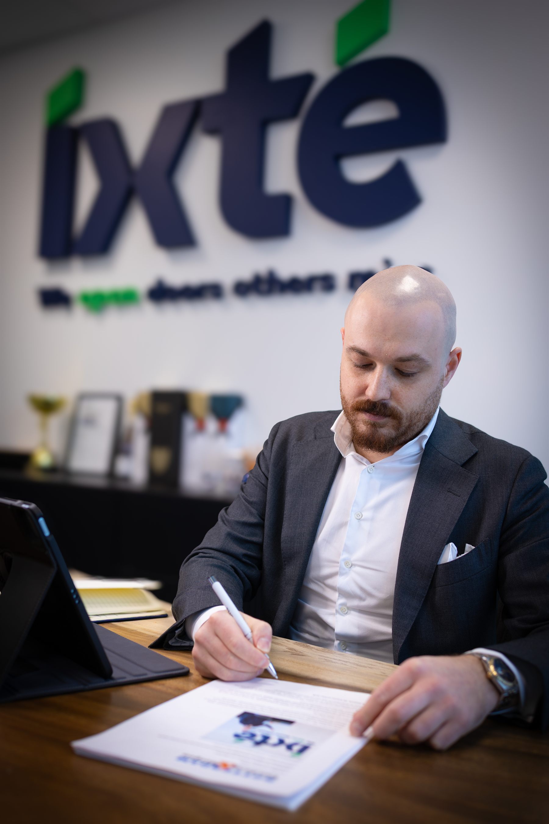 Ondertekening van stukken op het kantoor van IXTE