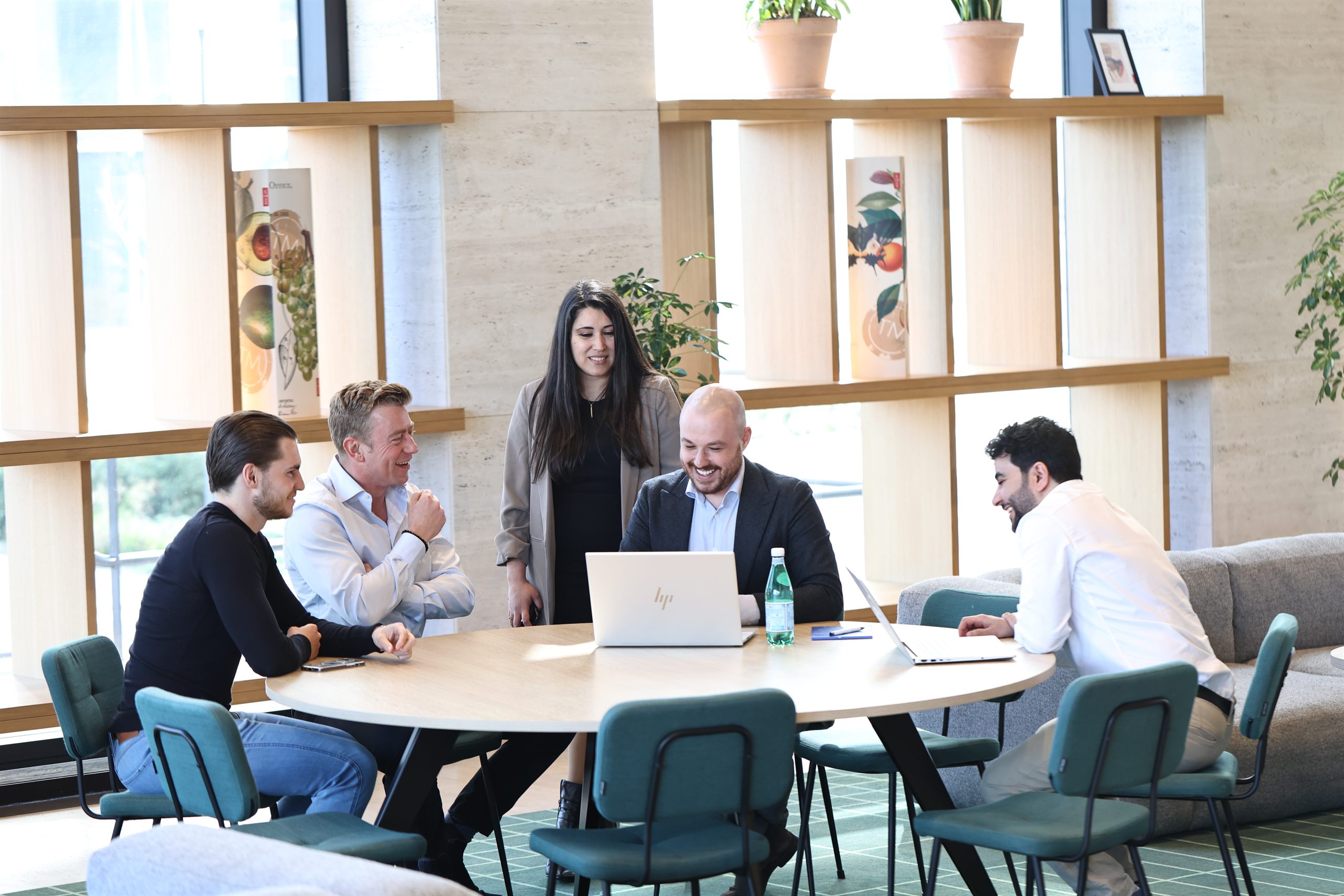 Het team van IXTE in overleg rond een tafel