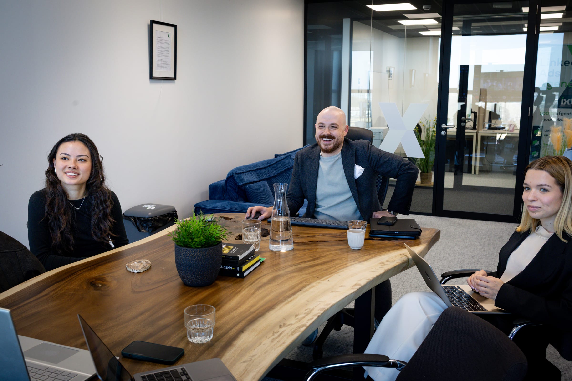 Het team van IXTE aan de werktafel op kantoor