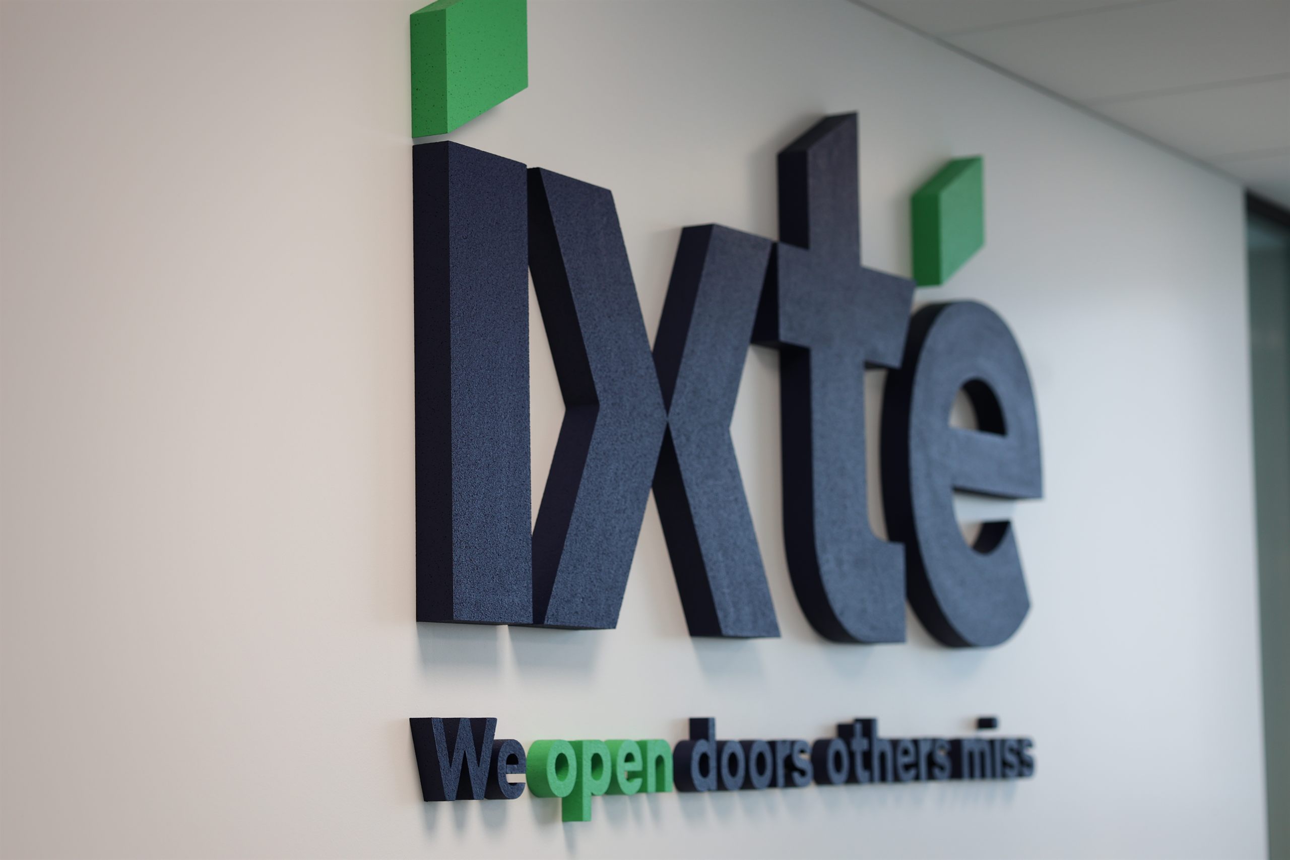 Het IXTE-logo op de kantoorwand in close-up