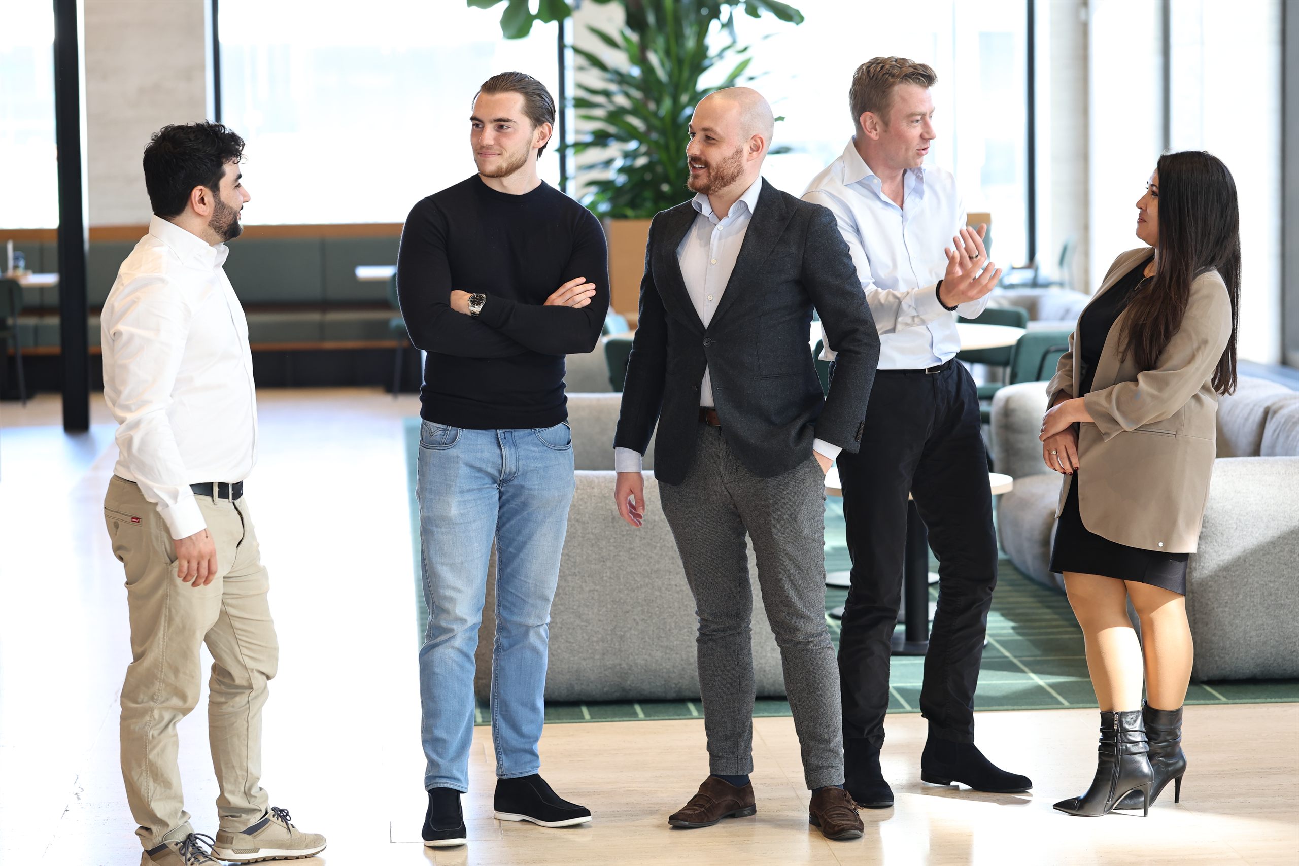 Het team van IXTE in de lobby van het kantoorpand
